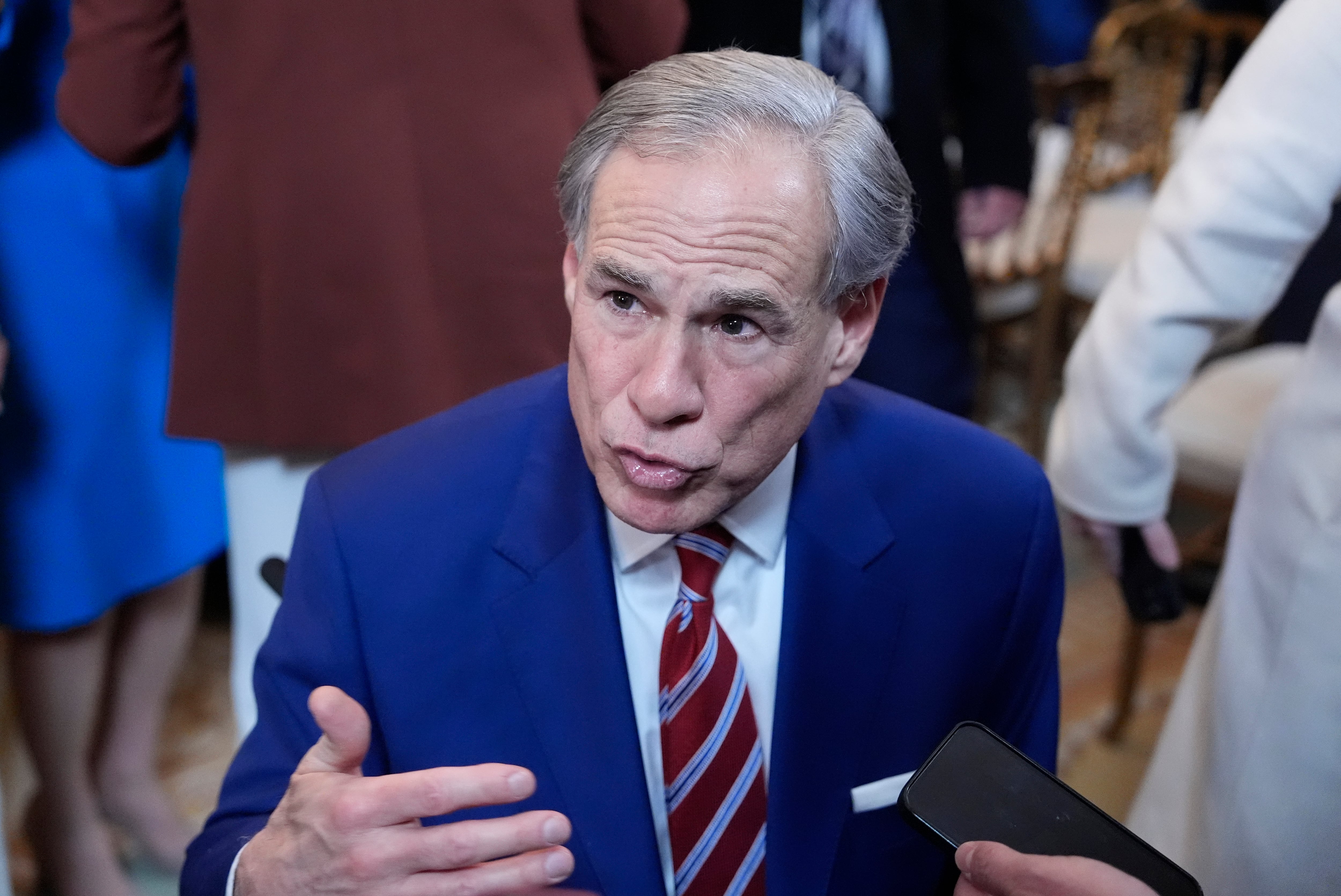 El gobernador Greg Abbott impulsa una propuesta para eliminar de forma total los impuestos escolares sobre la propiedad residencial (AP Foto/Alex Brandon, Archivo)