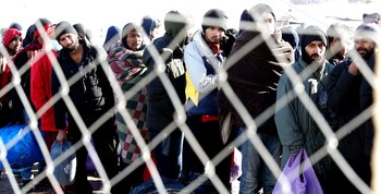 Unos 3.000 refugiados se encuentran a la intemperie en el noroeste de Bosnia-Herzegovina, acampando en bosques, edificios abandonados y lo que queda del centro de acogida de Lipa, destruido en un incendio, en medio del invierno que ha traído a la zona nieve y temperaturas bajo cero. EFE/Fehim Demir