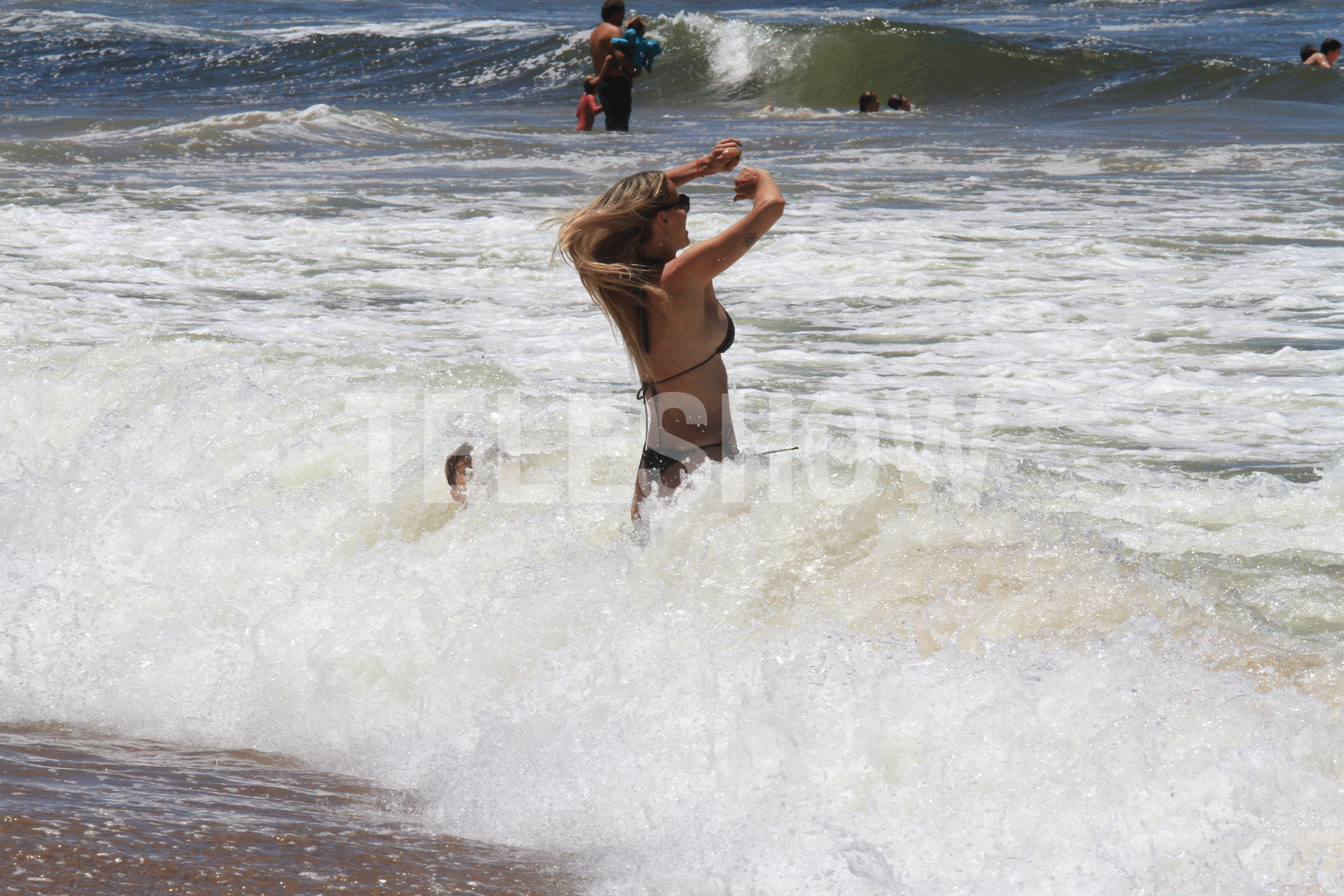 Anita Espasandín se animó al agua y atravesó la rompiente con decisión, aun cuando las olas venían con fuerza