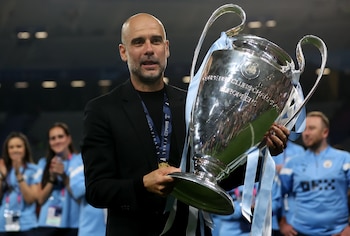 Guardiola con el trofeo de la Liga de Campeones. (EFE/ Martin Divisek)