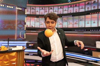 Axel, haciendo malabares; en la