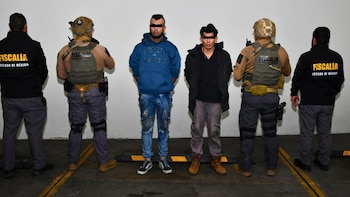 El hombre con sudadera azul es Octavio "N", expareja sentimental de la activista asesinada. Crédito: FGJEM