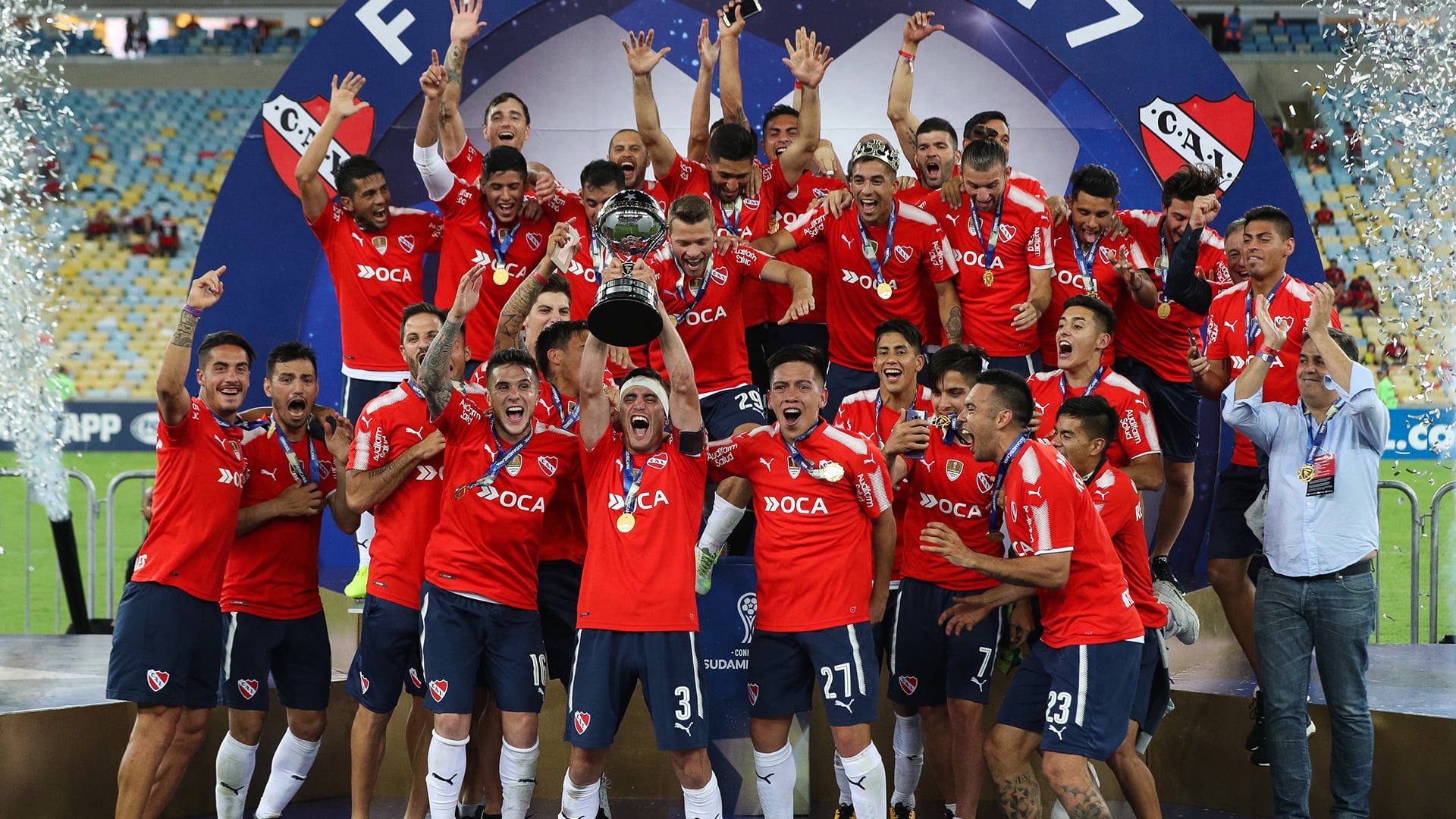 Los jugadores de Independiente celebran con el trofeo tras la victoria de la final de la Copa Sudamericana 2017 entre Flamengo e Independiente en el estadio Maracaná el 13 de diciembre de 2017 en Río de Janeiro, Brasil. (Foto de Buda Mendes/Getty Images)