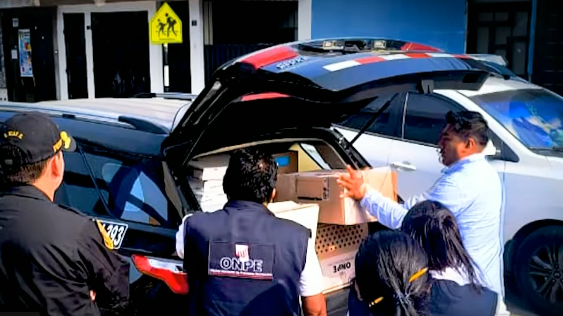 ONPE convocó a taxistas por WhatsApp para tercerizar traslado de cédulas de sufragio. (Foto: Willax)
