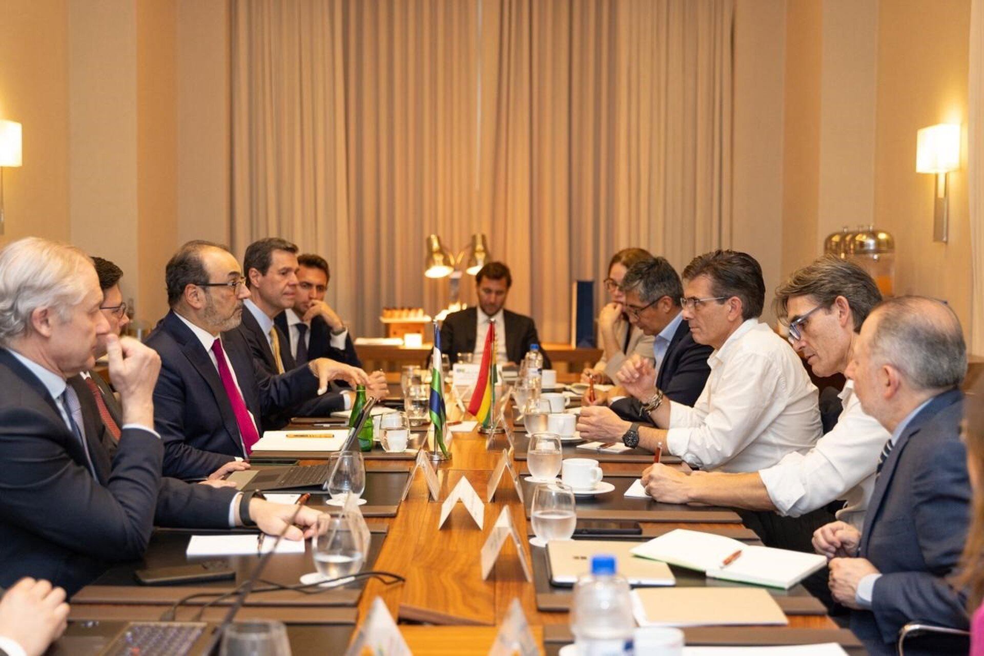 Reunión entre el presidente Paz y su equipo con miembros de la CAF.