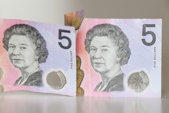 Australia reemplazará la imagen de la reina Isabel II de sus billetes de 5 dólares. (REUTERS)