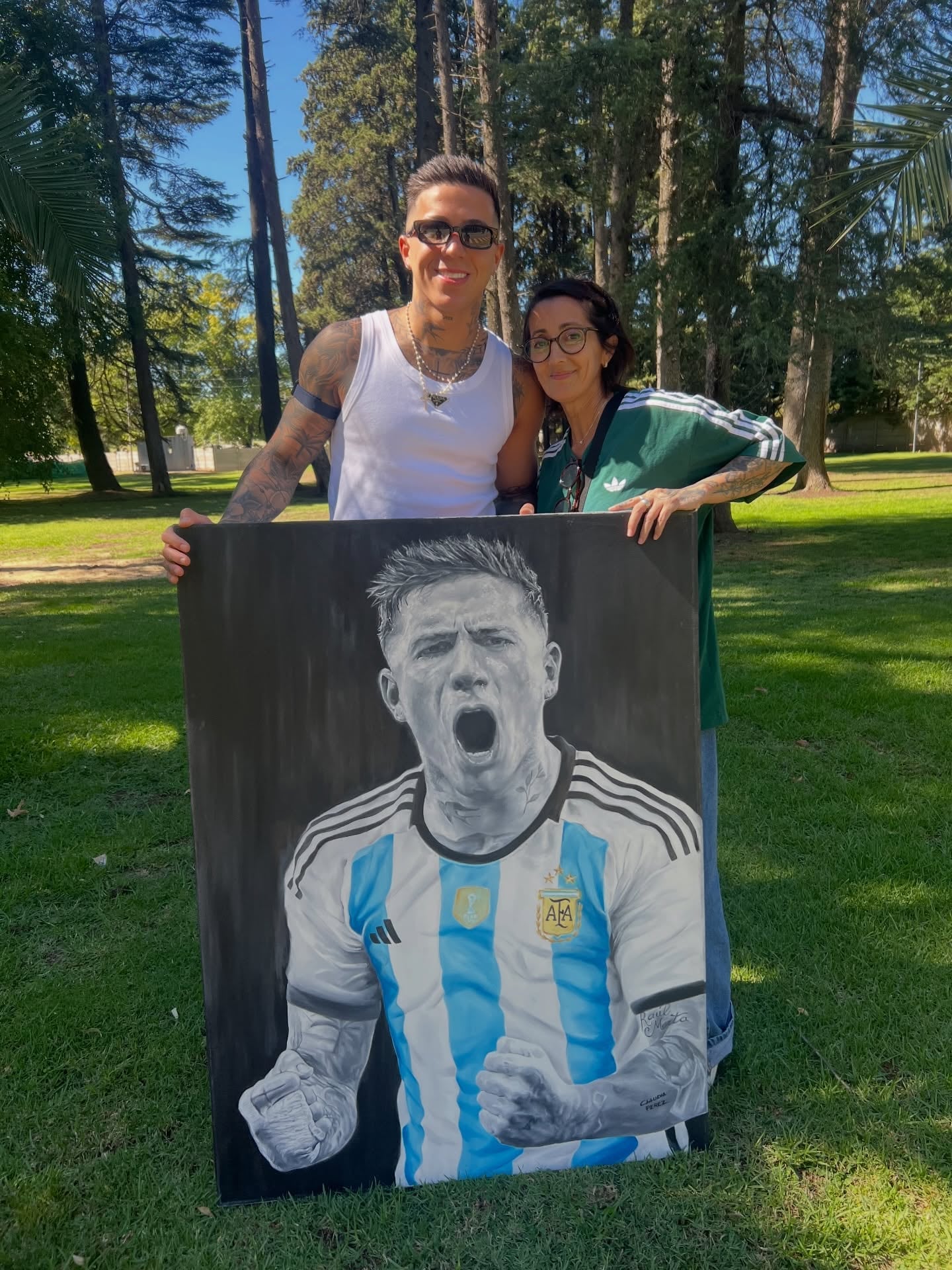 El cuadro de Enzo Fernández (Créditos: @claudiaperezart/Instagram)