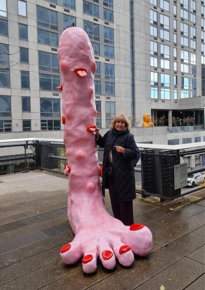 Georgina posó junto a una escultura contemporánea en el High Line, mostrando su humor y disfrute del arte neoyorquino