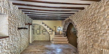 Una de las estancias del castillo en venta de Girona