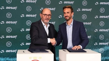 27/10/2026 El presidente de la Real Federación Española de Fútbol (RFEF), Rafael Louzán, junto al presidente de la Asociación Española de Árbitros de Fútbol (AESAF), Valentín Pizarro, en la firma del I Convenio Colectivo Femenino
ESPAÑA EUROPA MADRID DEPORTES
PRENSA RFEF