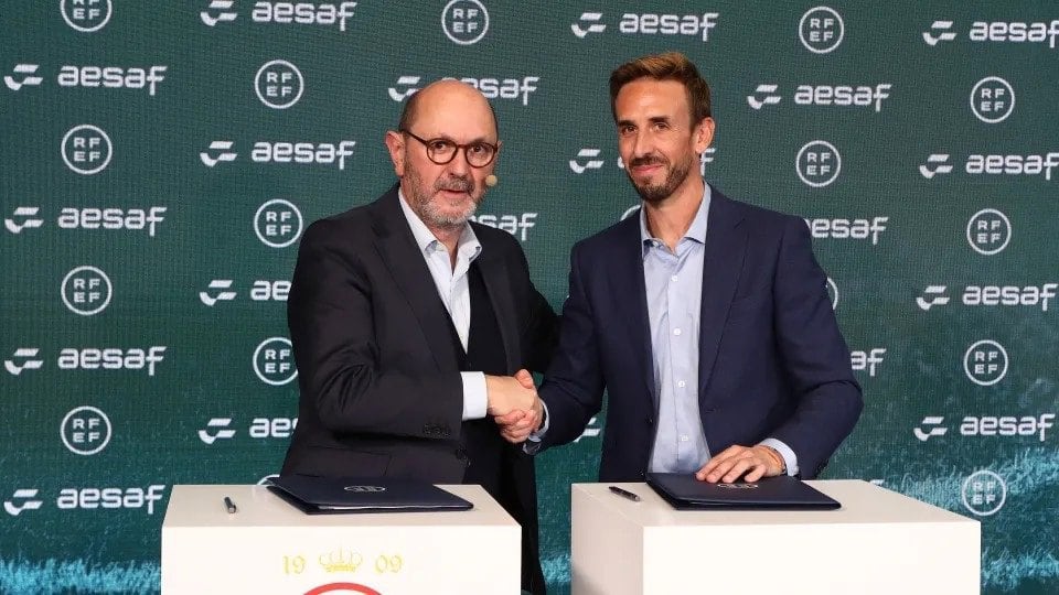 27/10/2026 El presidente de la Real Federación Española de Fútbol (RFEF), Rafael Louzán, junto al presidente de la Asociación Española de Árbitros de Fútbol (AESAF), Valentín Pizarro, en la firma del I Convenio Colectivo FemeninoESPAÑA EUROPA MADRID DEPORTESPRENSA RFEF