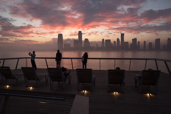 Residentes y visitantes contemplan el horizonte al caer la tarde, el momento preciso en el que el cometa C/2026 A1 (MAPS) podría hacerse visible durante unos minutos en el cielo de Nueva York.