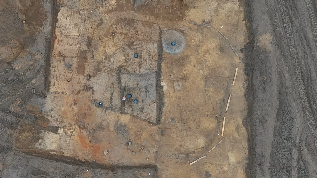 La construcción casi cuadrada, ubicada en Brandemburgo, modifica el conocimiento sobre las prácticas ceremoniales del Bronce tardío, según los investigadores (Universität Göttingen)