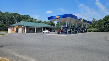 Esta gasolinera ofreció un descuento a los clientes por mostrar su mejor paso de baile