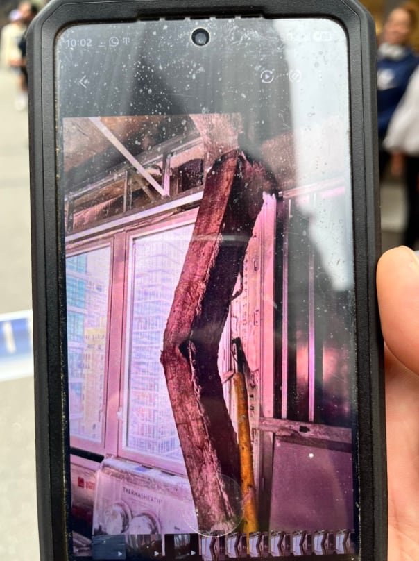 Una imagen tomada desde un teléfono móvil muestra una columna de un edificio de Midtown Manhattan doblada y dañada, motivo de la evacuación del inmueble. (@XisconRD)