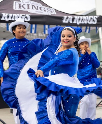 Los Ángeles, CA, 17 de octubre de 2026. - Christine Carillos baila con el Ballet Folklórico Shanti Nilaya como parte de la celebración de la Noche de la Herencia Salvadoreña de los LA Kings en la Terraza City View del Crypto.com Arena en Los Ángeles, California, en octubre.17, 2026. (Jill Connelly / For Los Angeles Times en Espanol)