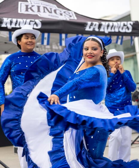 Los Ángeles, CA, 17 de octubre de 2026. - Christine Carillos baila con el Ballet Folklórico Shanti Nilaya como parte de la celebración de la Noche de la Herencia Salvadoreña de los LA Kings en la Terraza City View del Crypto.com Arena en Los Ángeles, California, en octubre.17, 2026. (Jill Connelly / For Los Angeles Times en Espanol)