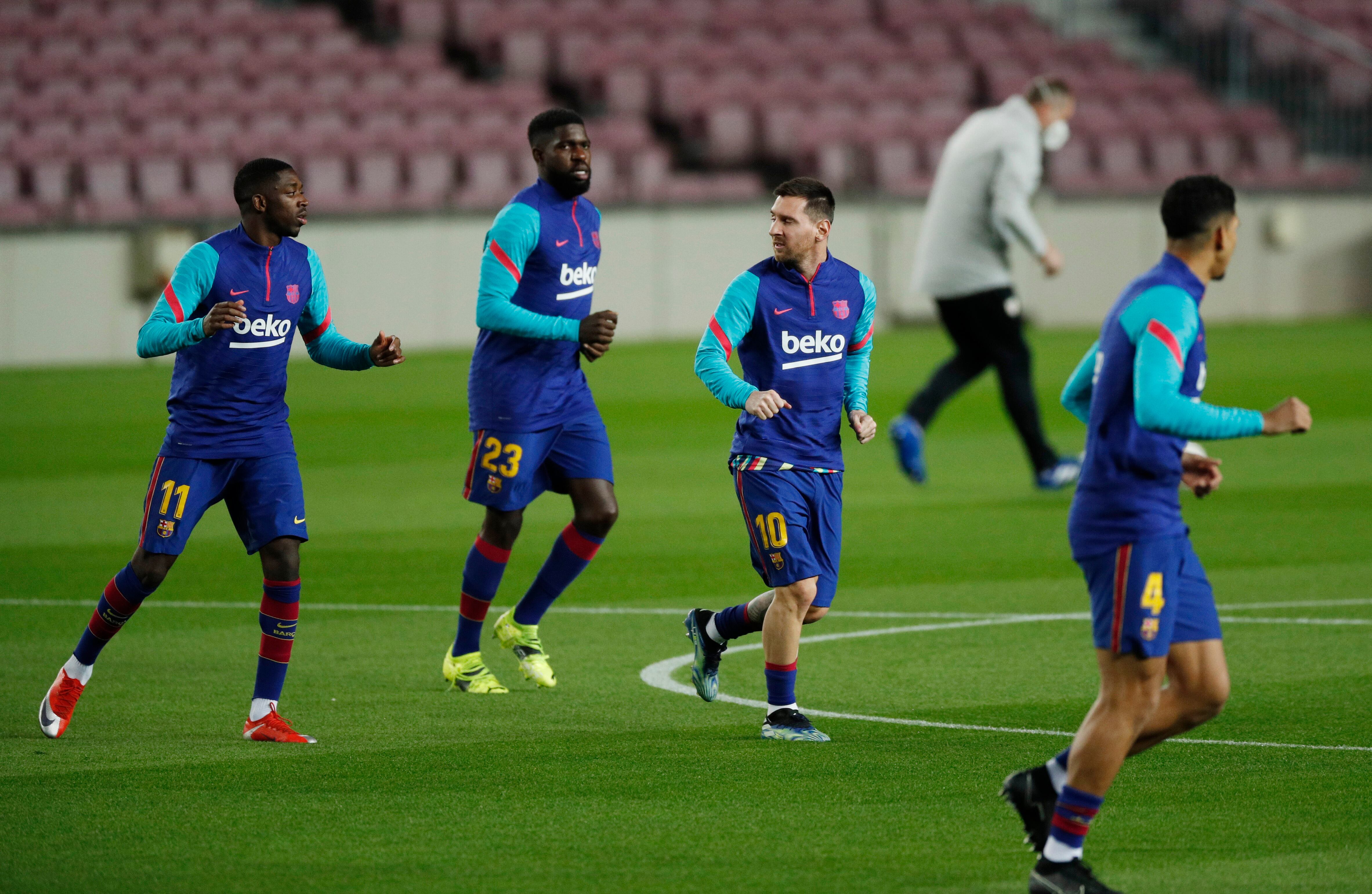 Umtito, junto a Messi y Dembelé, en un calentamiento con el Barcelona (REUTERS/Albert Gea)
