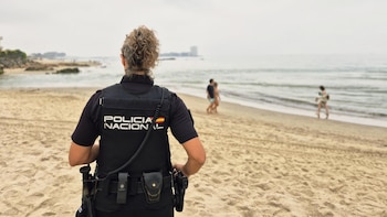 Una policía nacional fuera de servicio salva la vida a una bañista arrastrada por la corriente en Samil (Vigo)