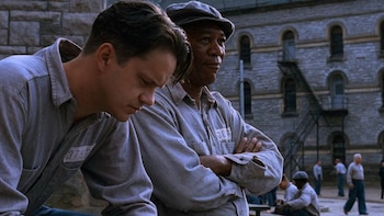 Andy Dufresne (interpretado por Tim Robbins) y Ellis “Red” Redding (Morgan Freeman) protagonizan a dos presos que buscan la "liberación" (foto: Captura de pantalla/IMDb)