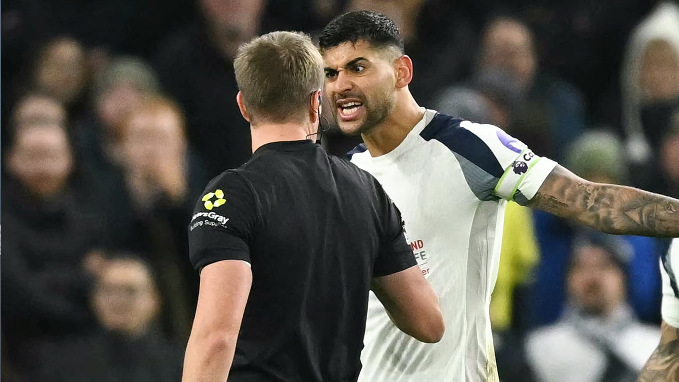 Cuando se retiró expulsado, Cuti Romero insultó al cuarto árbitro