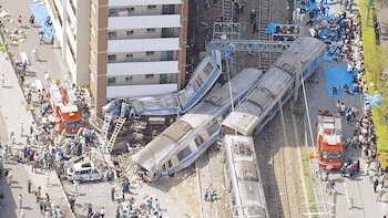 La tragedia de Amagasaki: una curva fatal, un conductor bajo presión y la vigilia de las 800 velas que marcó el duelo en Japón