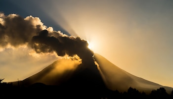 La erupción de volcanes serían