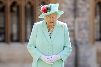 Para la ocasión la monarca lució uno de sus tradicionales trajes de dos piezas en tono verde pastel