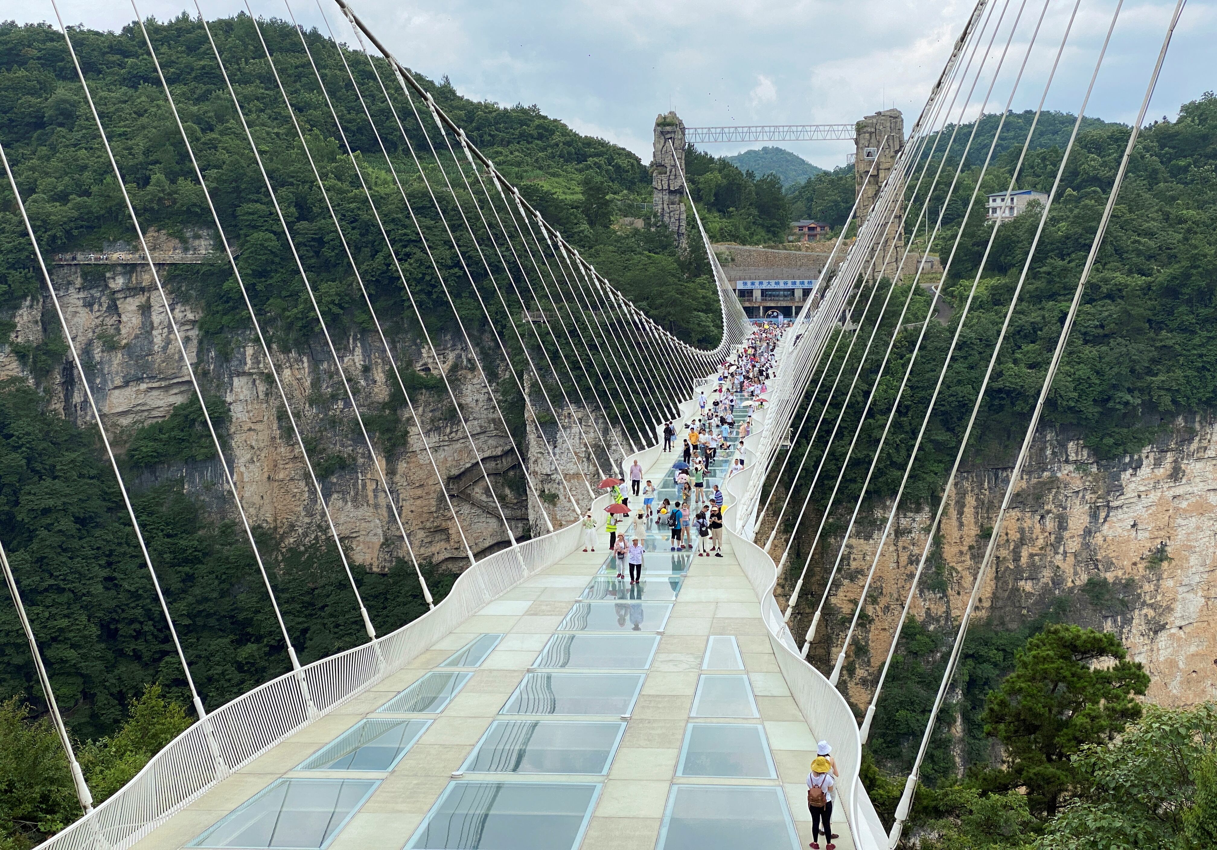 El Puente de vidrio del Gran Cañón de Zhangjiajie en China ofrece una experiencia única, con 430 metros de longitud y 300 metros de altura sobre el suelo (REUTERS/Mark Chisholm)