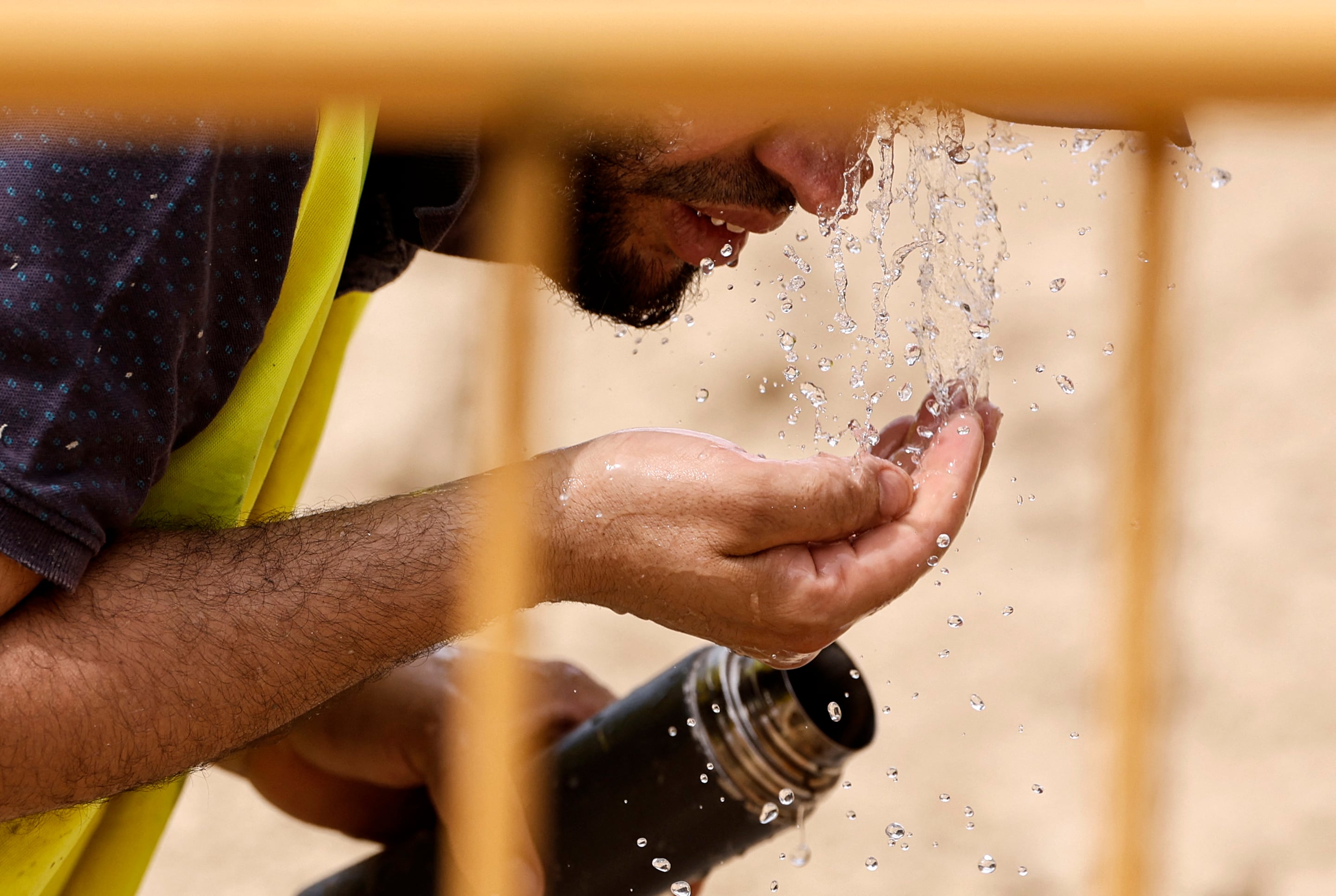 La OMS recomienda espacios climatizados, hidratación, duchas frías, ropa liviana y evitar actividad física entre las 11 y las 17 horas durante una ola de calor (AFP)