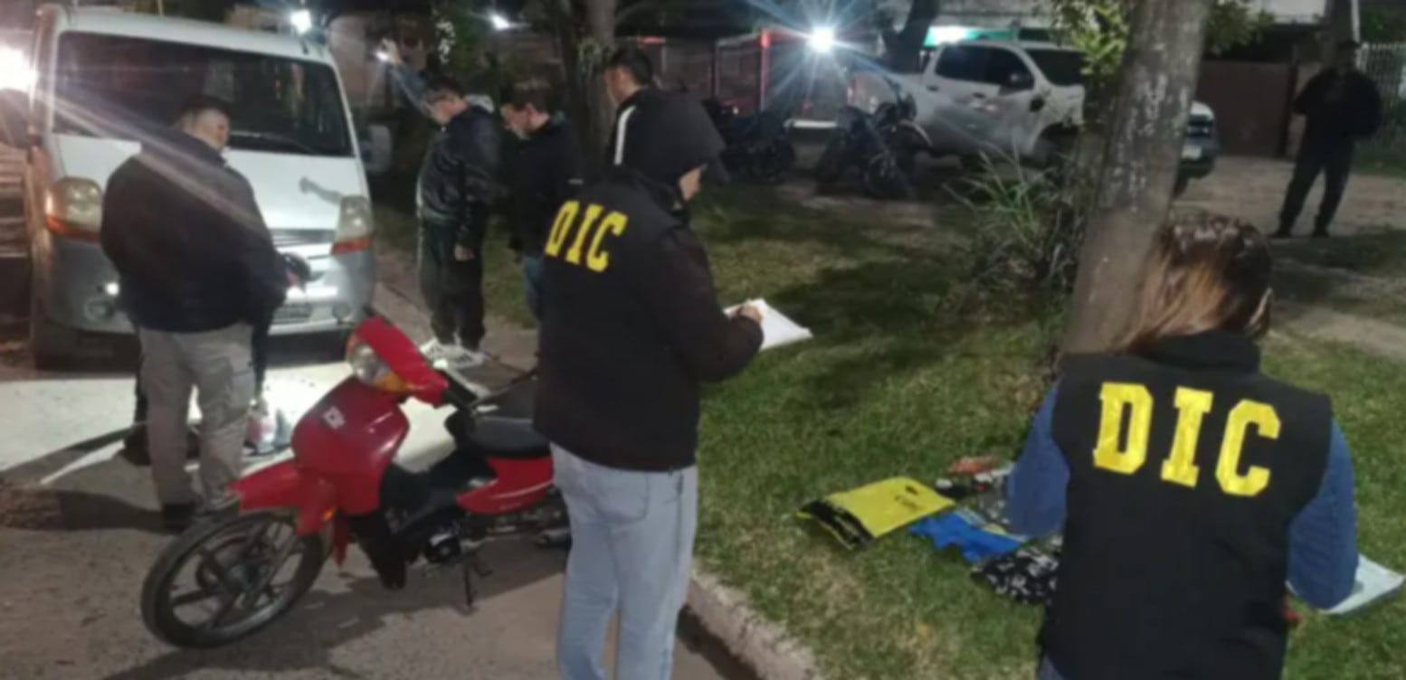 Durante el procedimiento policial se secuestró una motocicleta adquirida recientemente y elementos nuevos contenidos en una mochila. (Diario Chaco)