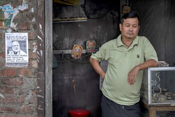 Un comerciante se encuentra junto