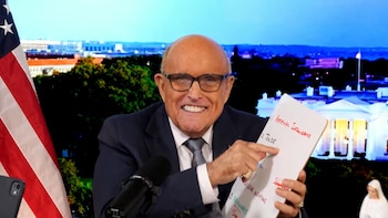 El exalcalde Rudy Giuliani regresa a su programa tras superar una neumonía grave y salir de terapia intensiva