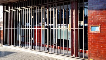 Las rejas negras de su