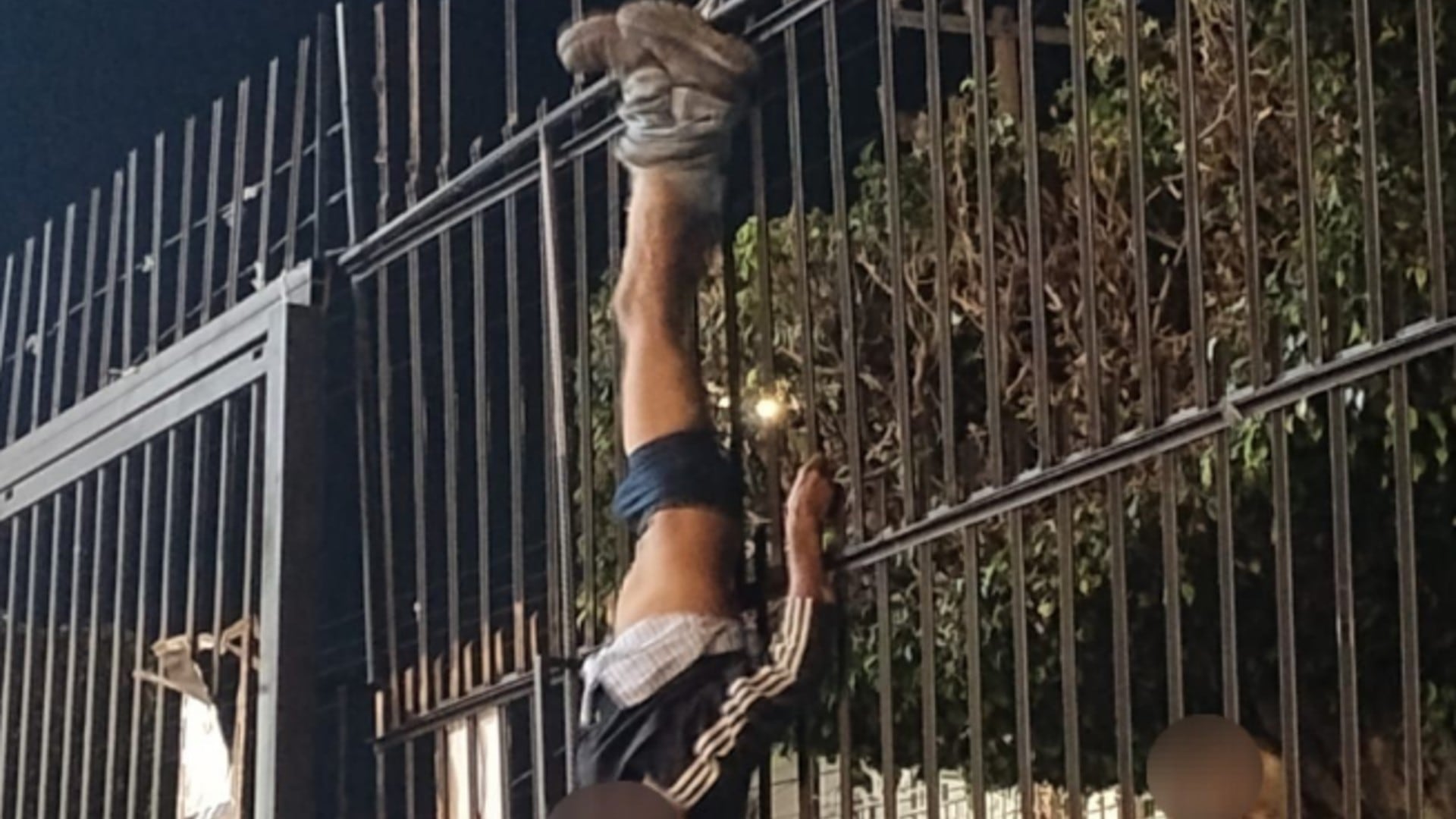 Un presunto ladrón quedó colgado al intentar ingresar en la noche para ingresar a la iglesia y probablemente sustraer objetos de valor Foto: Facebook Parroquia San Martín de Porres León Gto.