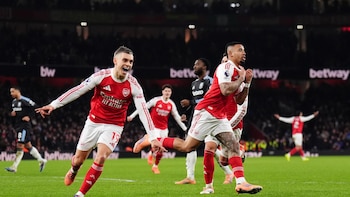 (Crónica) El líder Arsenal da