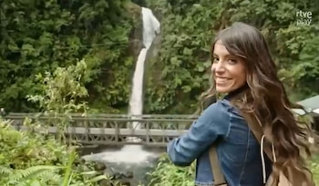 Eva Rojas, presentadora del espacio, presentó a los europeos la Diversidad y destinos turisticos costarricenses. Cortesía: ICT