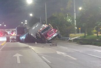 Se presenta volcamiento de camión