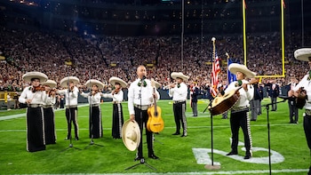 Mariachis entonan el himno de Estados Unidos previo al partido de la NFL Green Bay vs Atlanta