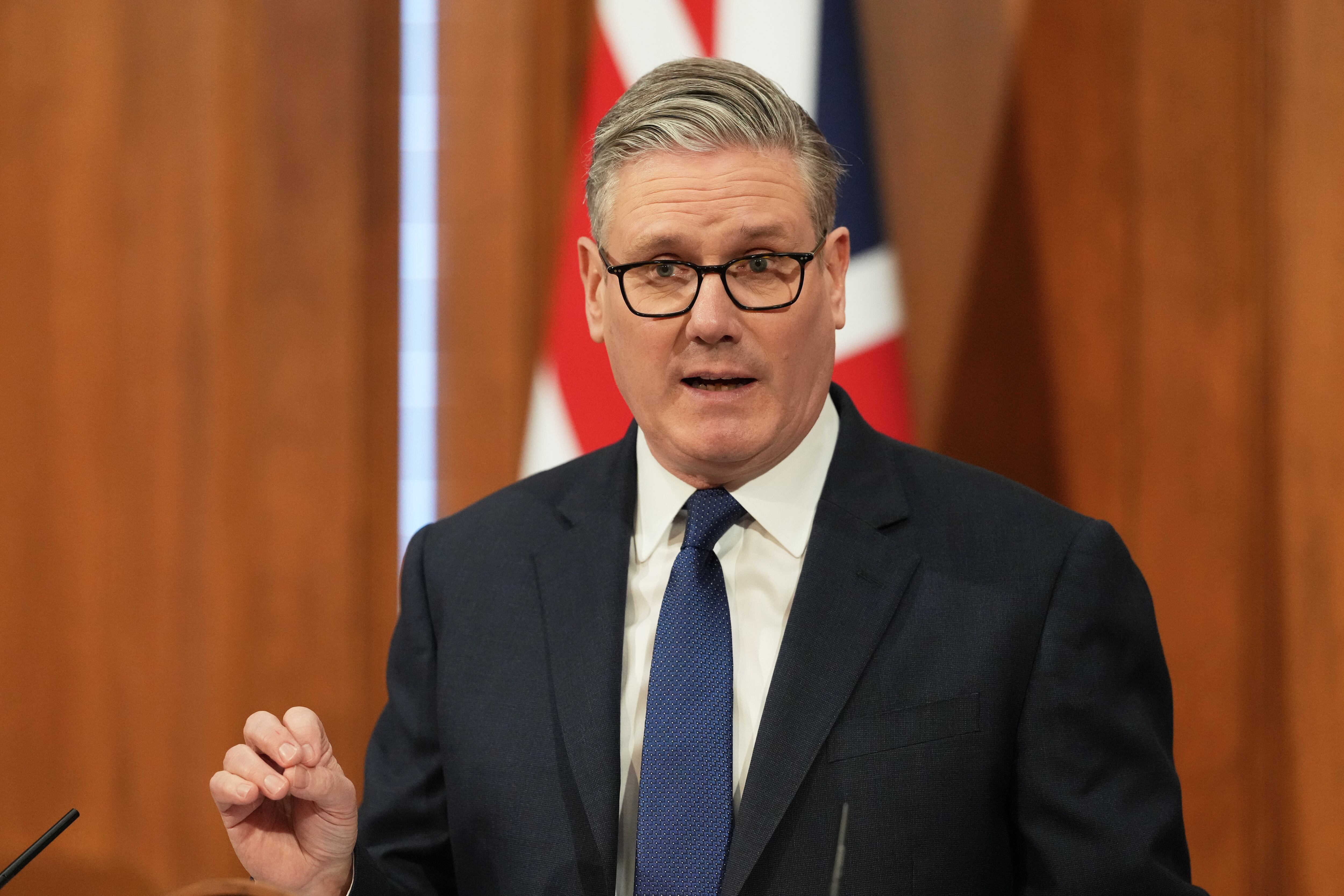 El primer ministro de Reino Unido, Keir Starmer, habla en una conferencia de prensa en Downing Street en Londres, el miércoles 1 de abril de 2026 (AP/Frank Augstein)