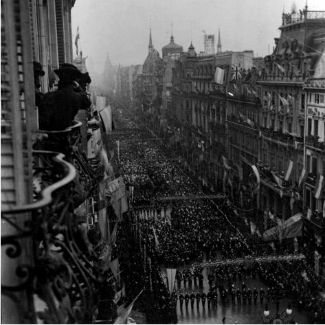 El multitudinario desfile por la avenida de Mayo, engalanada para la ocasión (Archivo General de la Nación)