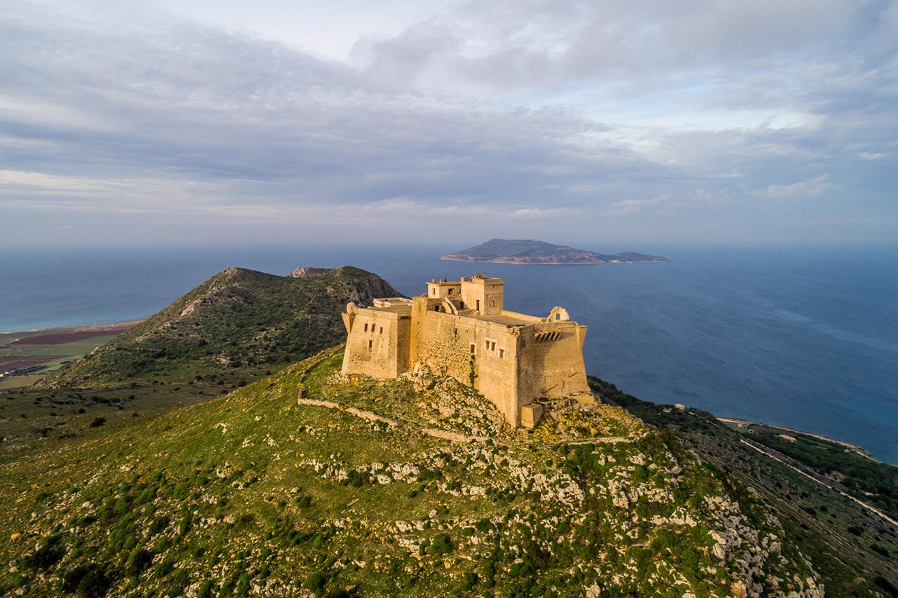Así es el Castillo de Santa Caterina, uno de los lugares donde se grabó ‘La Odisea’: panorámica de cine en el corazón del Mediterráneo