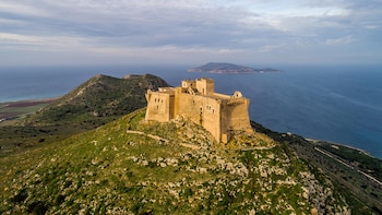 Así es el Castillo de Santa Caterina, uno de los lugares donde se grabó ‘La Odisea’: panorámica de cine en el corazón del Mediterráneo