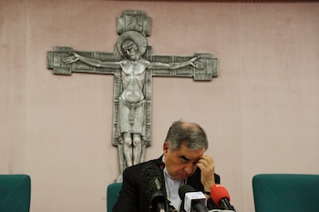 Angelo Becciu, principal imputado en un juicio en el Vaticano por supuestas irregularidades financieras, fue hoy acusado por la ex consultora Francesca Chaoqui (AP Foto/Gregorio Borgia, Archivo)