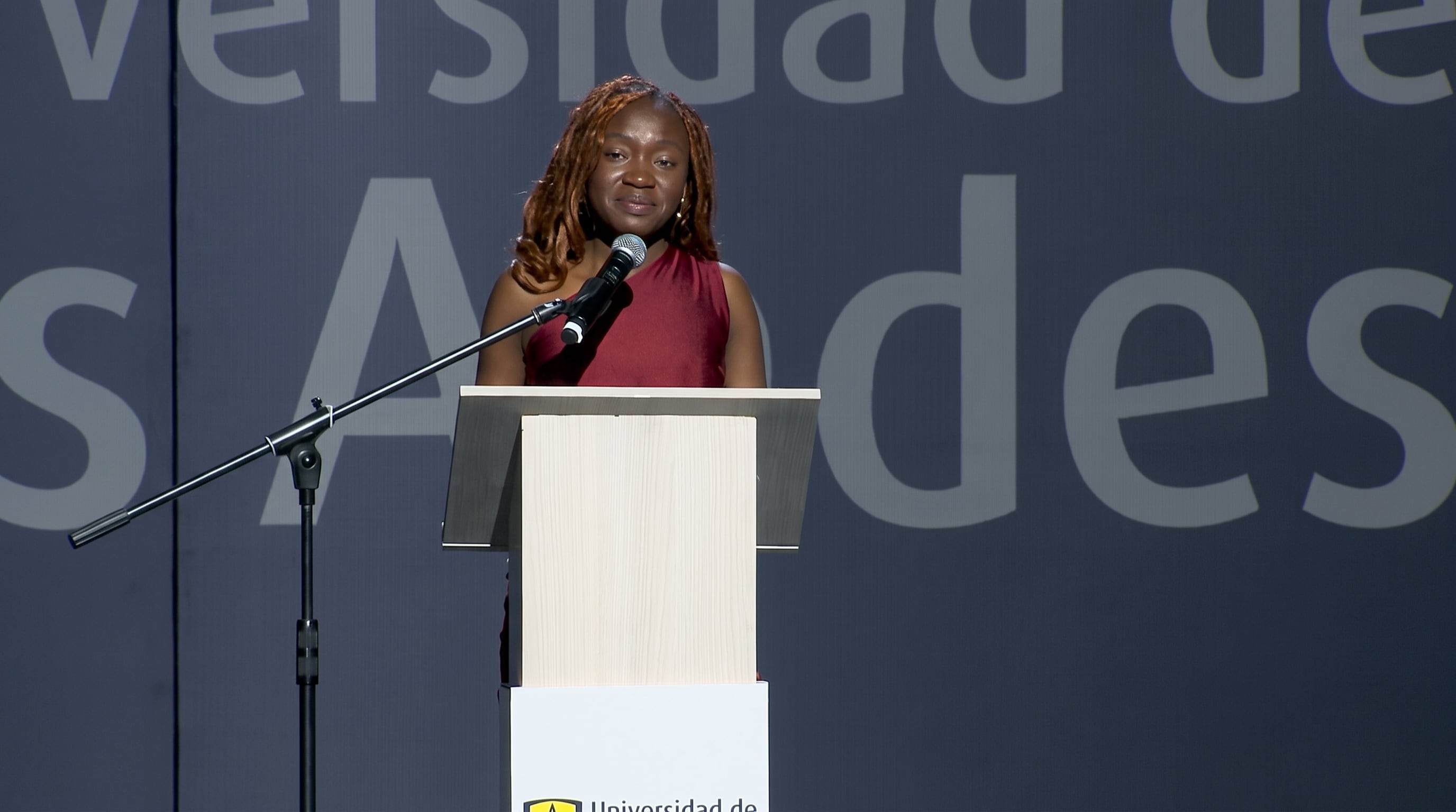 Joven chocoana, egresada de Los Andes, es viral en redes sociales tras dedicar su discurso de graduación en cuestionar las brechas educativas en Colombia: “Que migrar sea una elección”