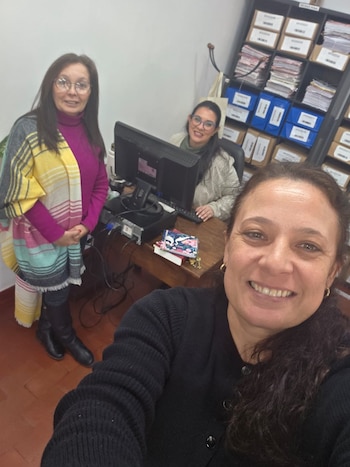 Pozzer Penzo en plena labor con las secretarias del juzgado. "Mi legajo está impecable", dice