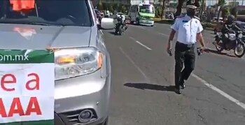 Una policía de tránsito multó