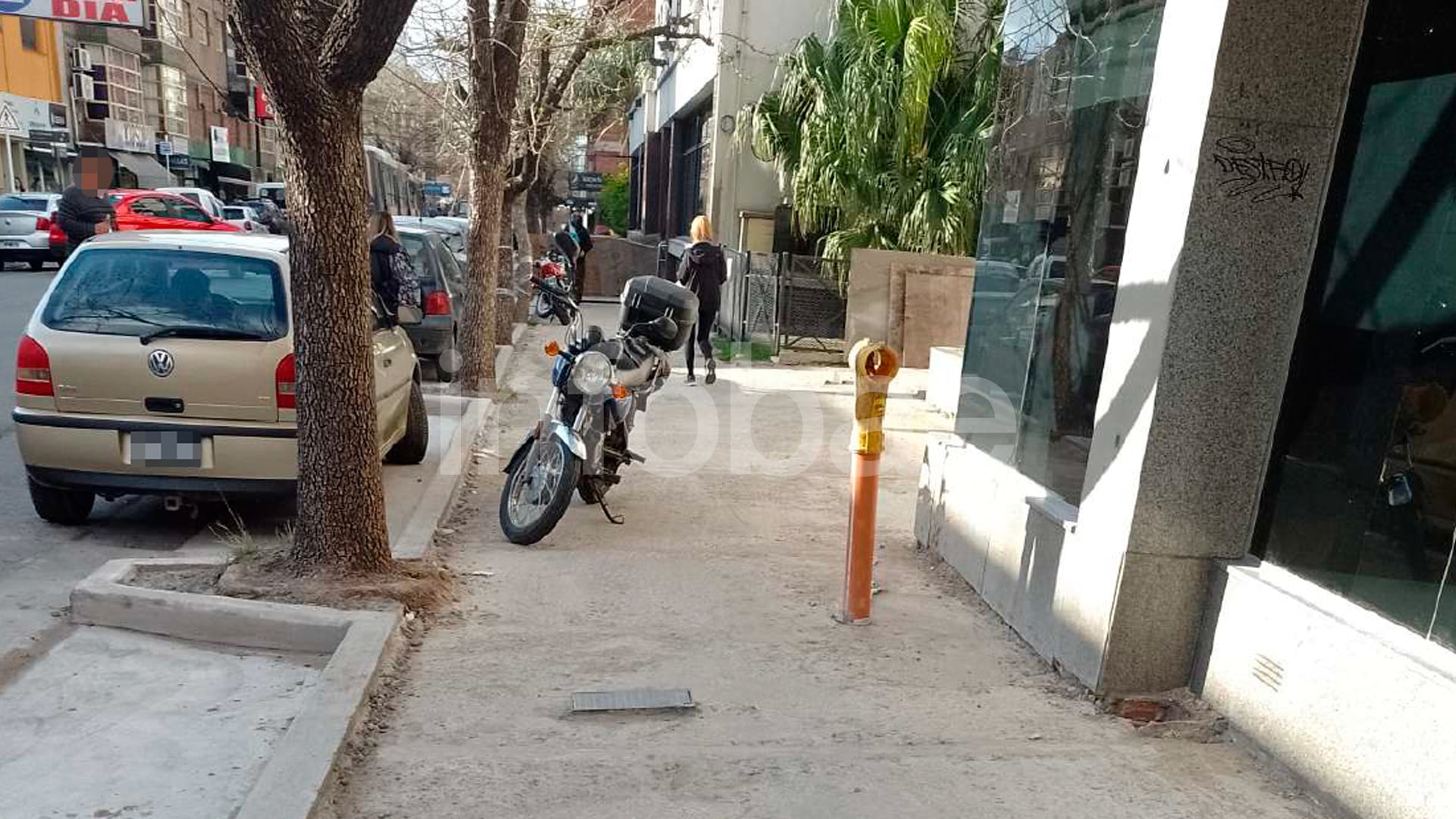 Iba al médico, tropezó en la vereda y demandó a la clínica: no logró probar el accidente y deberá pagar los gastos del juicio
