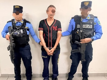 El comisario Edgar Sandoval explicó que el sospechoso presuntamente conseguía vehículos y viviendas para facilitar las operaciones criminales. (Foto: Policía Nacional)