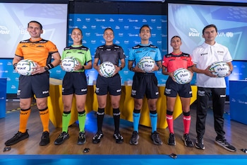 Toluca, Estado de México, 9 de julio de 2026. Árbitros y árbitras con uniformes Voit, durante la presentación de la nueva línea de Voit para el torneo Apertura 2026 de la Liga BBVA MX, realizada en las instalaciones de la Federación Mexicana de Futbol (FMF). Foto: Daniel Arriaga cortesía FMF